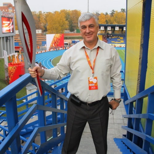 Сергей Гусев с факелом Олимпийского огня на стадионе «Зоркий» в Красногорске